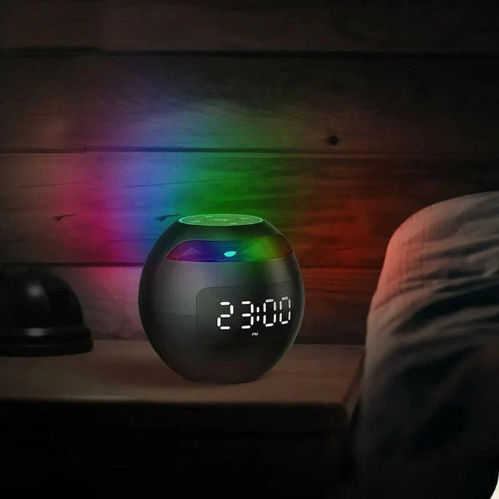 Nowoczesny budzik cyfrowy LED z funkcją lampki nocnej i głośnikiem Bluetooth do sypialni.
