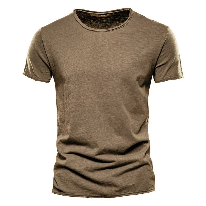 Elegancki męski t-shirt z okrągłym dekoltem. Dopasowany krój, krótki rękaw. Must-have dla każdego mężczyzny.