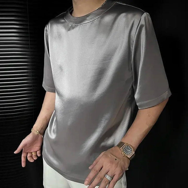 Męski błyszczący t-shirt z okrągłym dekoltem, krótkim rękawem i luźnym krojem. Idealny na lato, modny casual.