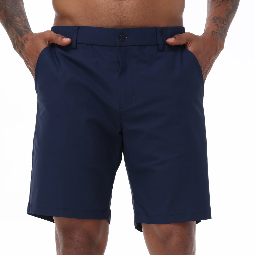 Model prezentujący męskie spodenki smart casual z prostą nogawką. Wygodny krój tailored fit na lato.