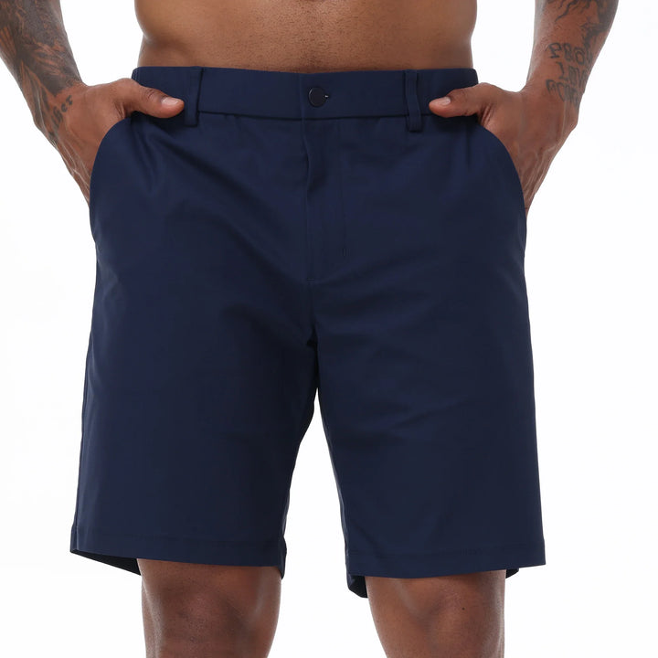 Model prezentujący męskie spodenki smart casual z prostą nogawką. Wygodny krój tailored fit na lato.
