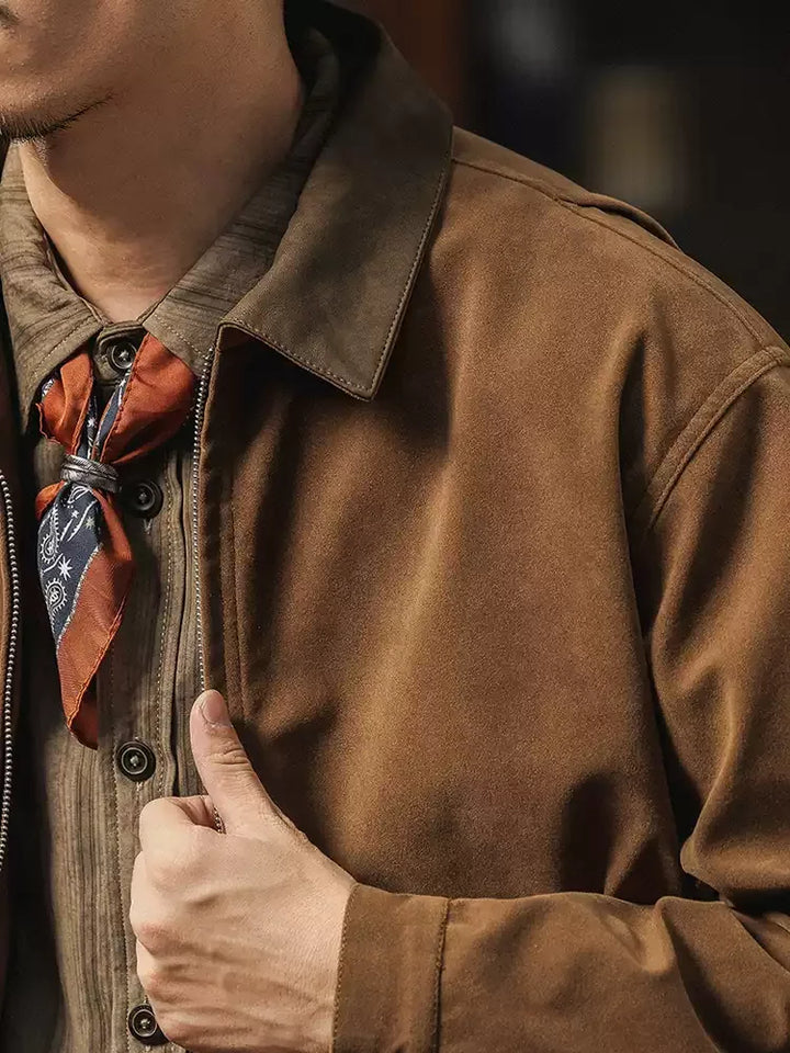 Męska kurtka przejściowa khaki z brązowym kołnierzem. Modny element odzieży wierzchniej, doskonały na zmienną pogodę.