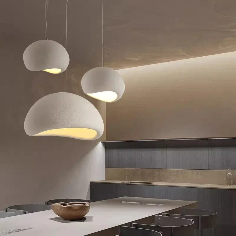 Lampa wisząca Japandi z żywicy, elegancka, minimalistyczna. Stylowe oświetlenie sufitowe do sypialni i salonu.