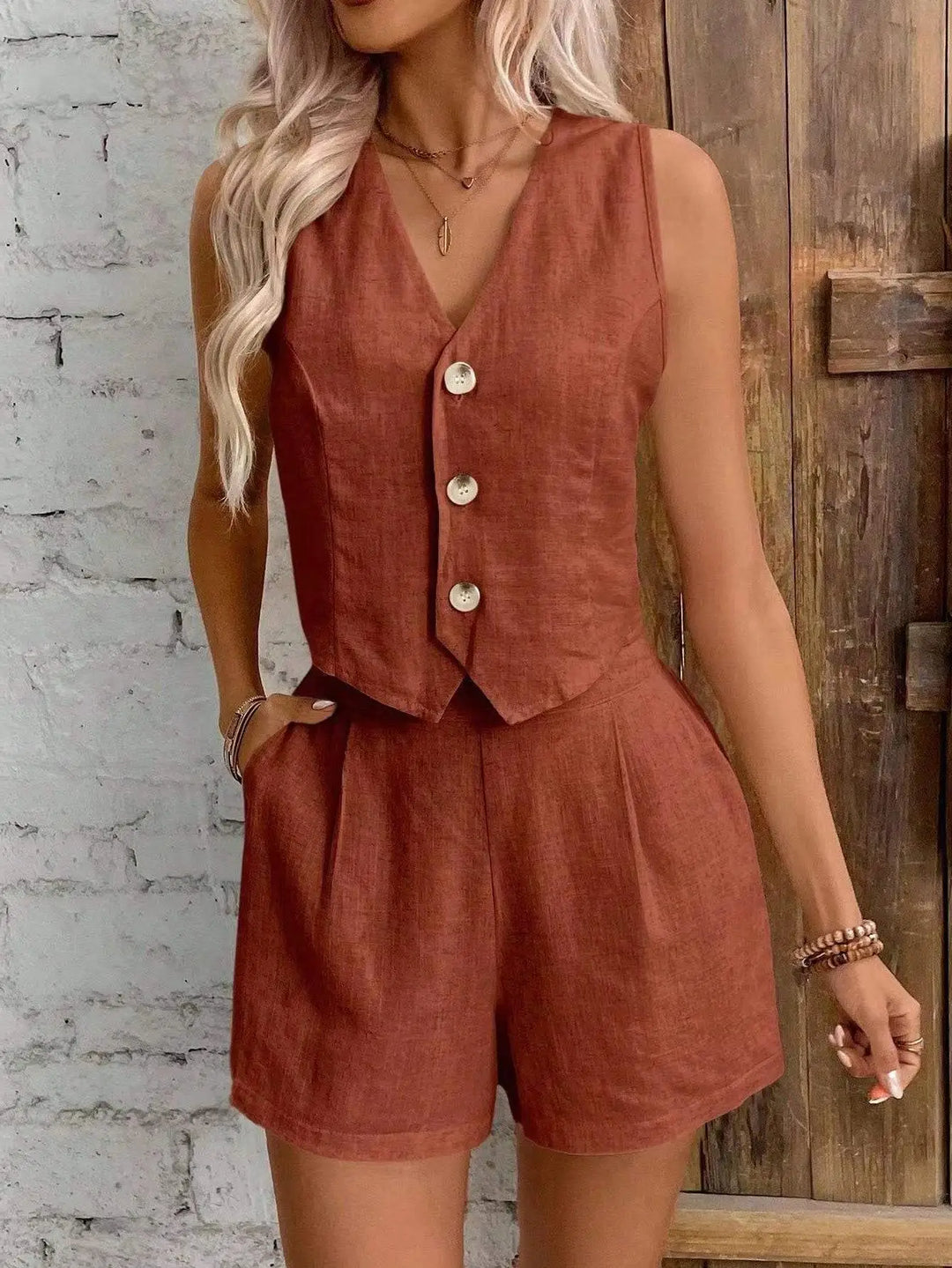 Letni damski zestaw: modna kamizelka V-neck i szorty z wysokim stanem. Wygodny i elegancki.