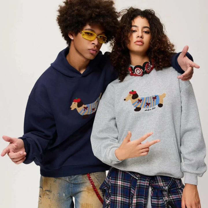 Modna bluza unisex z dużym haftowanym jamnikiem. Miękki, oversize sweter casualowy dla fanów wygody i stylu.