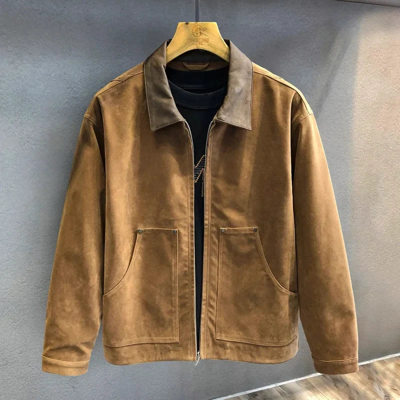 Wszechstronna męska kurtka casual khaki z kontrastowym kołnierzem. Pasuje do wielu stylizacji, na każdą okazję.