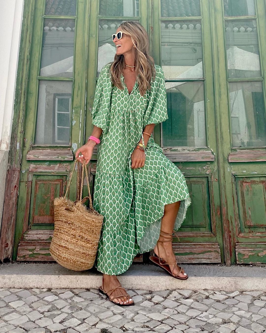 Modelka w damskiej sukience boho maxi oversize z długim rękawem, letni styl.