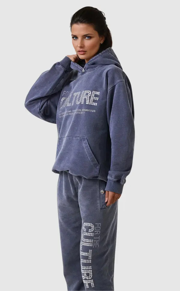 Niebieska bluza damska Zuzanna oversize z kapturem. Wygodna odzież casual w stylu miejskim na jesień/zimę.