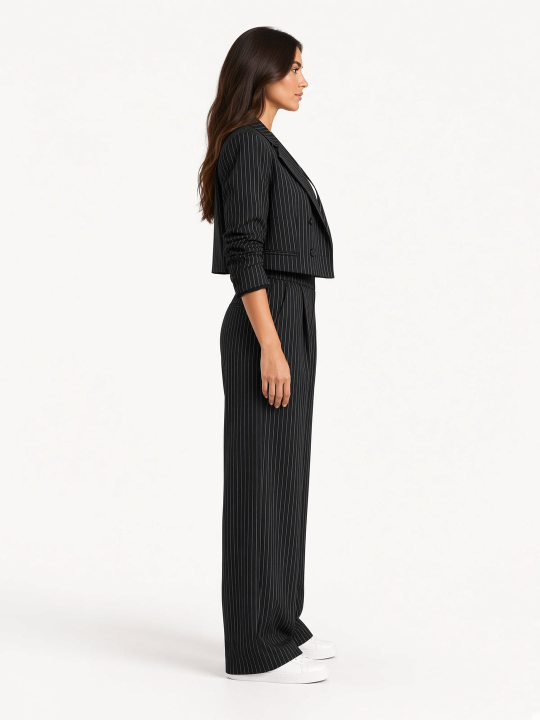 Modny damski komplet biznesowy w prążki. Krótka marynarka i szerokie spodnie smart casual do biura.