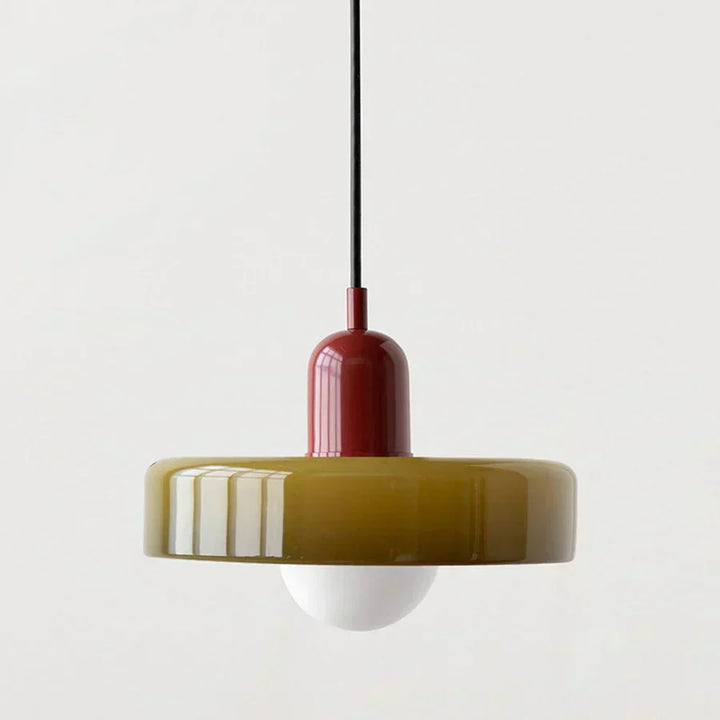 Marmurowa lampa wisząca, unikalna dekoracja i źródło światła.