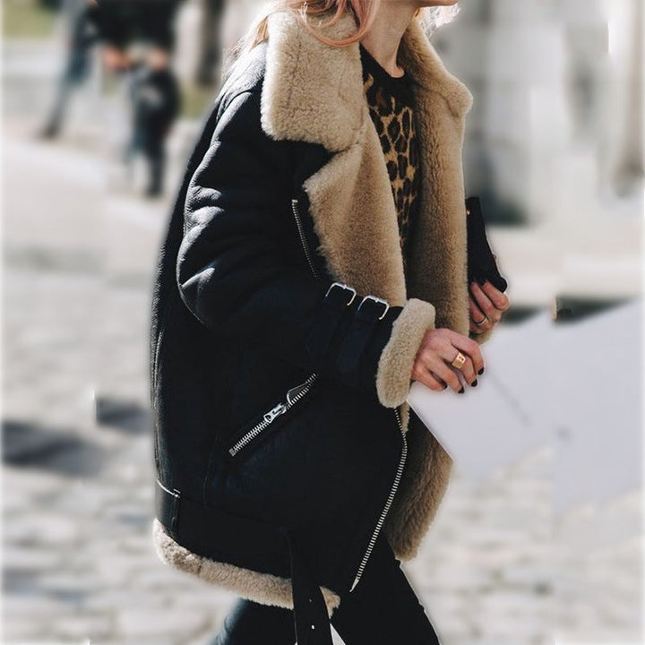 Ciepła damska kurtka zimowa ocieplana. Styl pilotka, z designerskimi klamrami, zapewnia komfort i modny look.