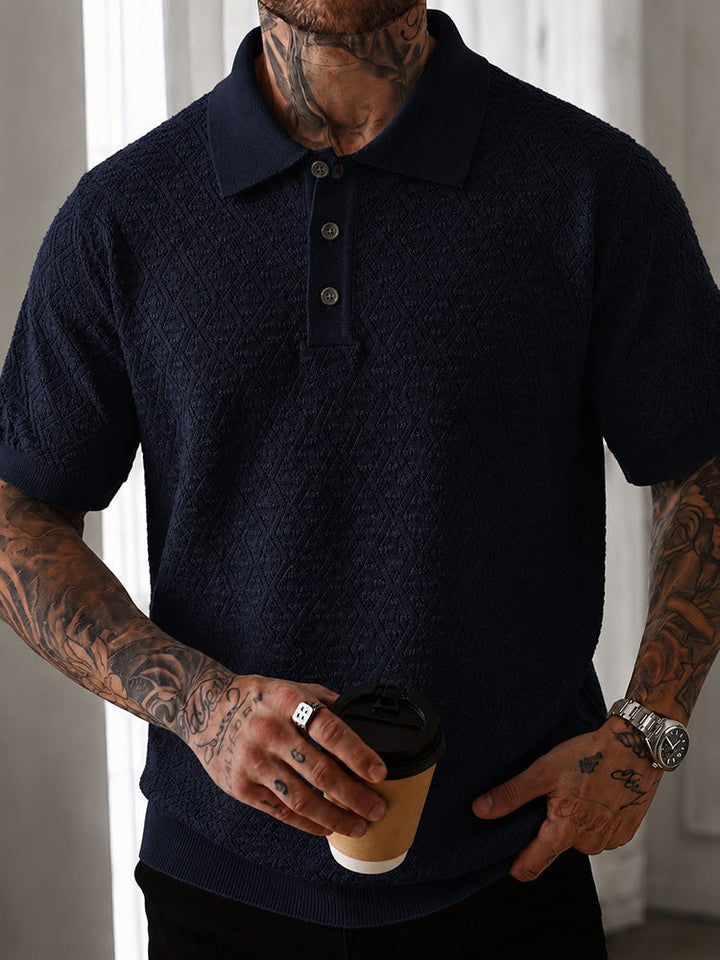 Koszulka polo męska ażurowa, z modnym żakardem. Perfekcyjna na biznes casual, letnia i przewiewna.