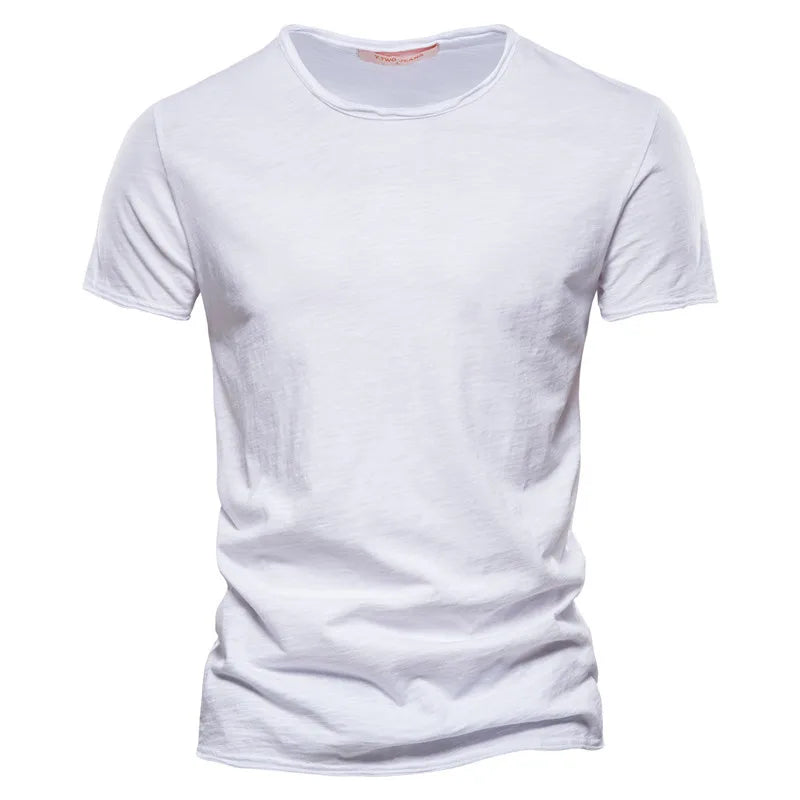 Wygodny, dopasowany męski t-shirt z okrągłym dekoltem. Krótki rękaw, idealny jako baza eleganckich stylizacji.