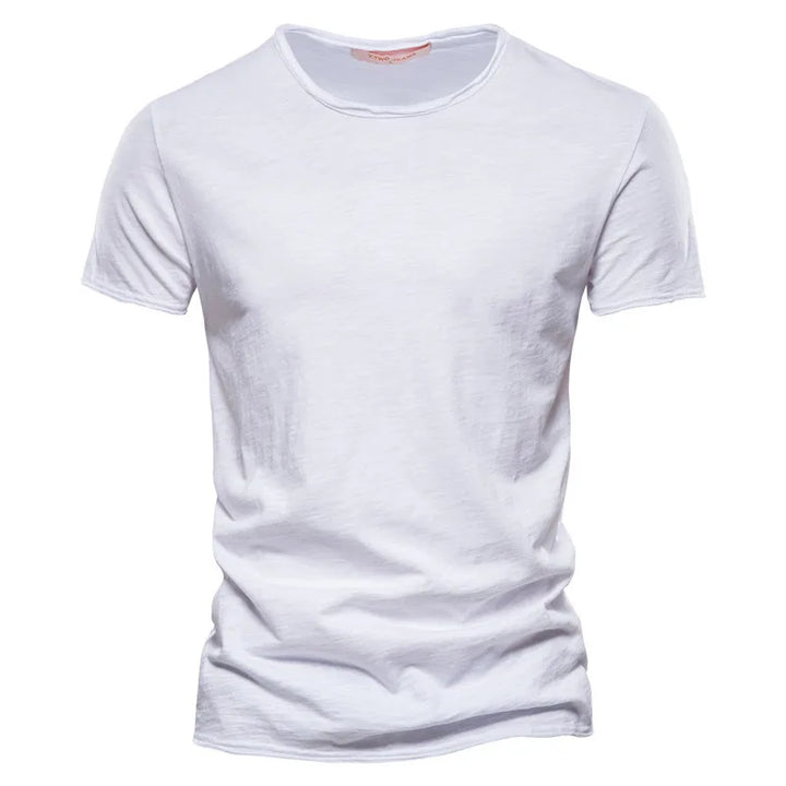 Wygodny, dopasowany męski t-shirt z okrągłym dekoltem. Krótki rękaw, idealny jako baza eleganckich stylizacji.