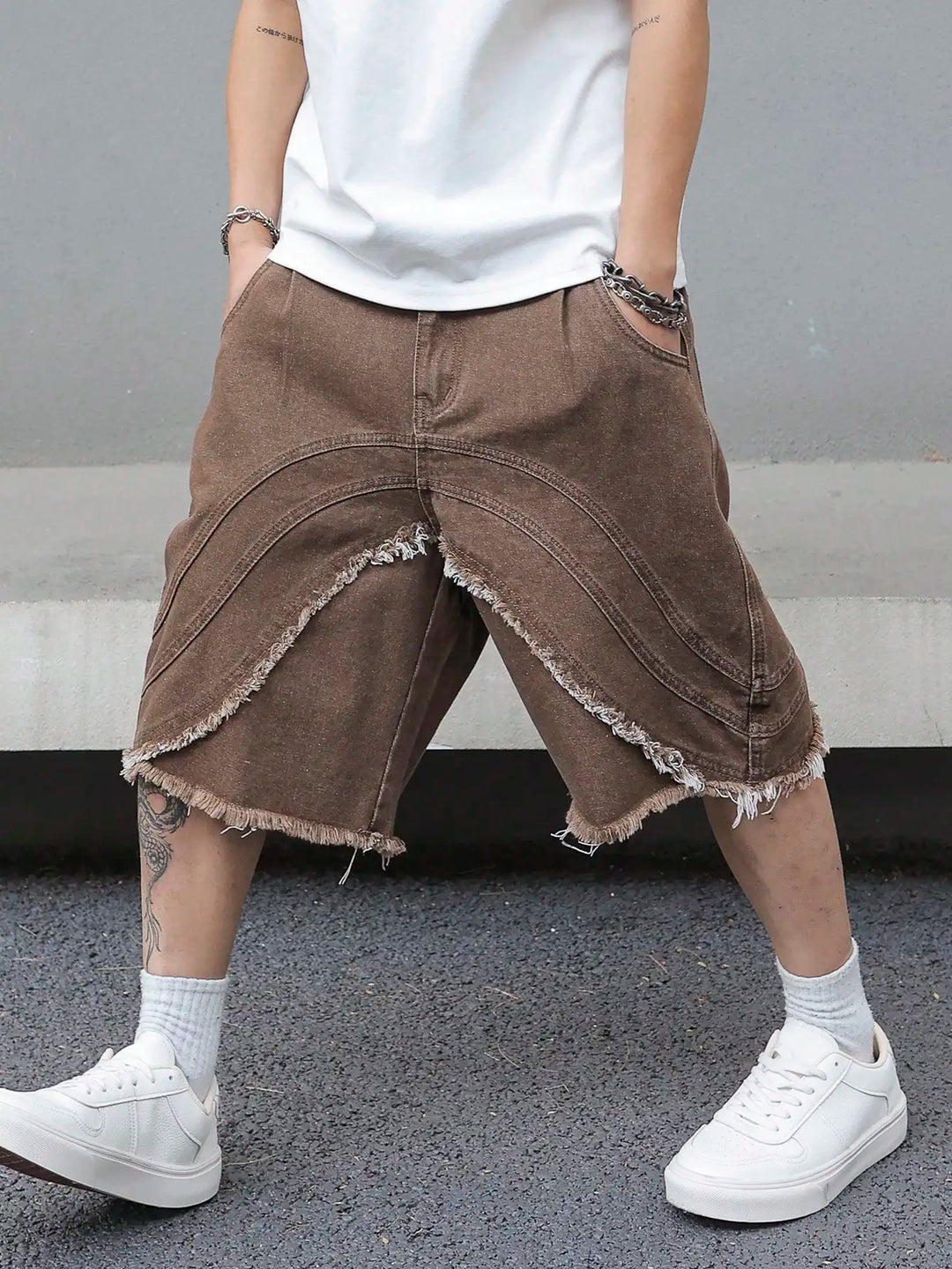 Brązowe męskie szorty oversize, warstwowe, idealne do streetwearu i swobodnych letnich stylizacji.