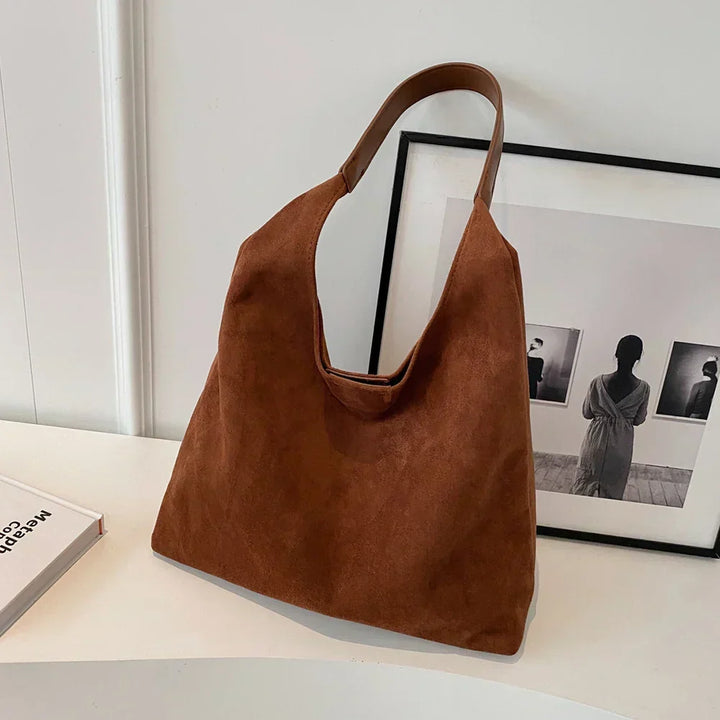 Elegancka damska torba shopper z naturalnego zamszu, pojemna i modna torebka na ramię.