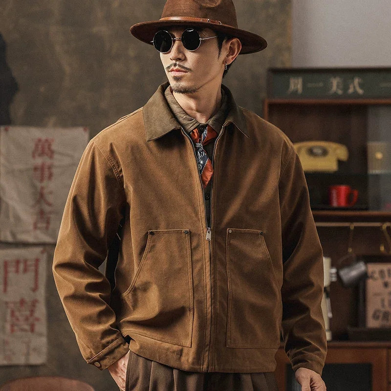 Khaki męska kurtka codzienna z kontrastowym brązowym kołnierzem i zamkiem. Uniwersalna moda męska na jesień i wiosnę.