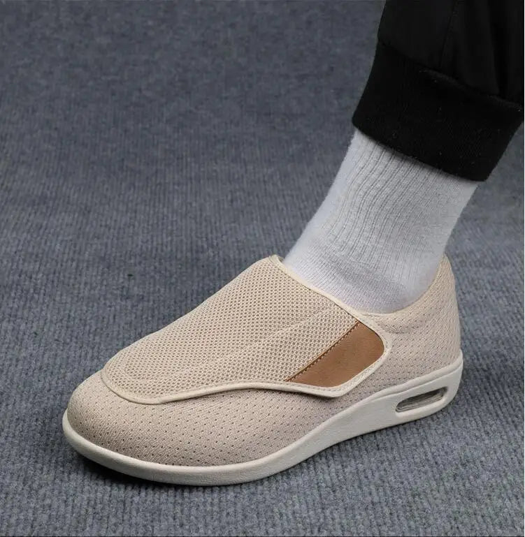 Para komfortowych męskich butów wsuwanych, gotowa do noszenia, do casualowych outfitów.