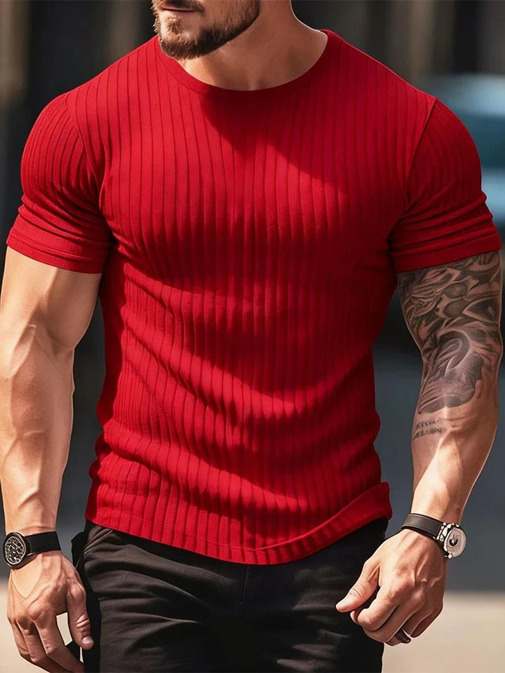 Dopasowany męski t-shirt prążkowany z okrągłym dekoltem. Krój podkreślający sylwetkę, idealny na lato.
