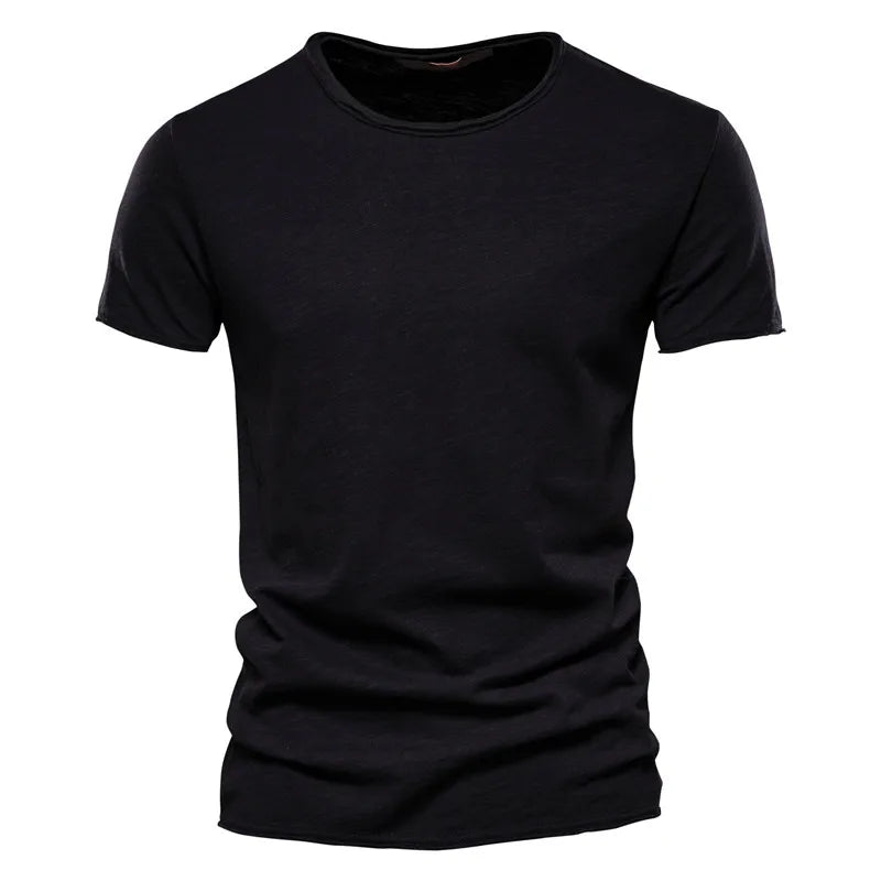 Męski t-shirt z okrągłym dekoltem, dopasowany krótki rękaw. Uniwersalna odzież basic do każdej męskiej garderoby.