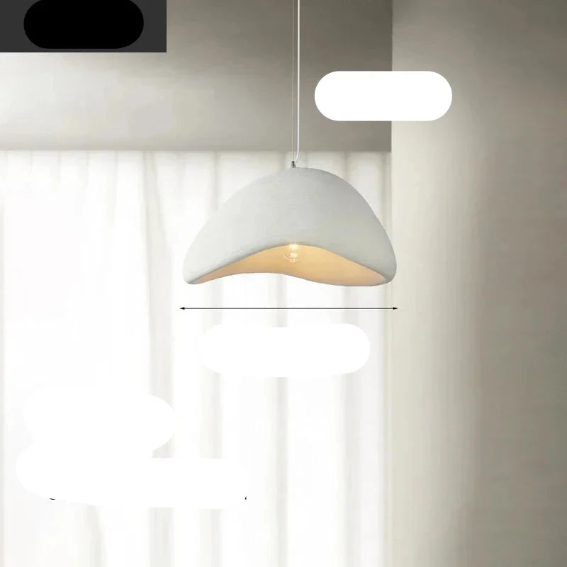Lampa wisząca Japandi. Oświetlenie sufitowe z żywicy do salonu, jadalni. Nowoczesny, elegancki design wnętrz.