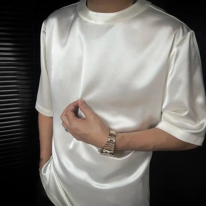 Stylowy męski t-shirt z błyszczącej tkaniny, luźny krój. Krótki rękaw, okrągły dekolt. Modna odzież na lato, casual.