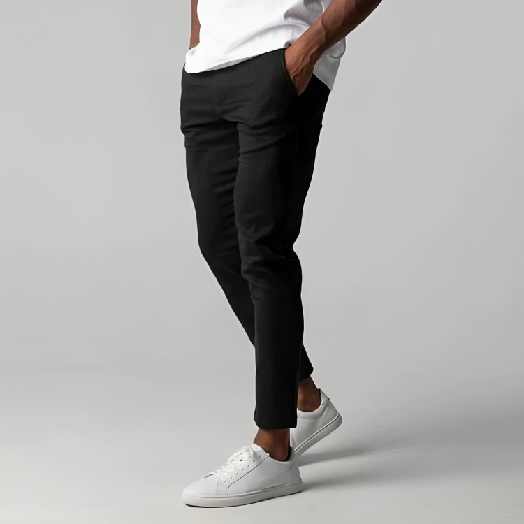 Mężczyzna w klasycznych spodniach chino z prostą nogawką. Stylowe, wygodne, idealne do casualowych outfitów.