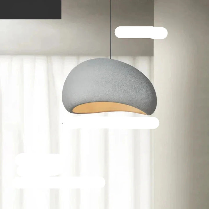 Lampa wisząca Japandi do sypialni. Tworzy przytulne, minimalistyczne oświetlenie wnętrza. Dekoracja z żywicy.