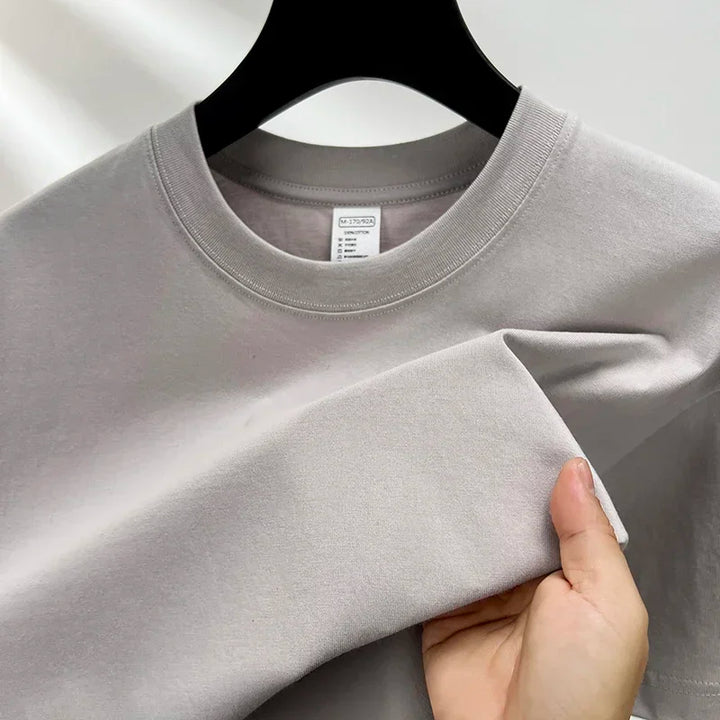Mężczyzna w stylowej bluzie oversize z okrągłym dekoltem i długim rękawem. Swobodny, modny look.