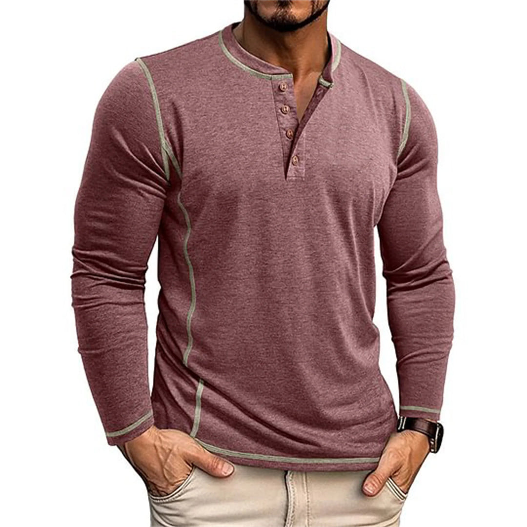 Wygodna męska koszulka Henley z długim rękawem. Klasyczny styl casual z modnymi przeszyciami.