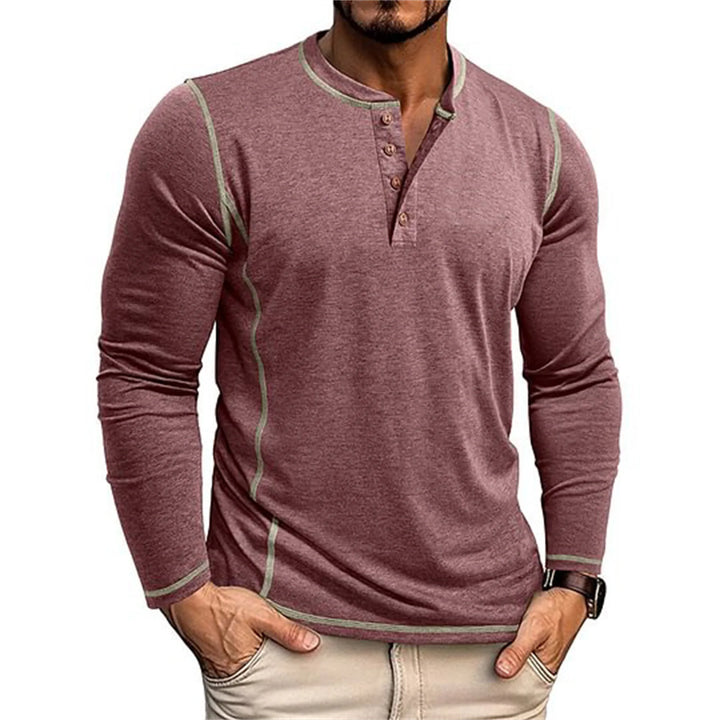 Wygodna męska koszulka Henley z długim rękawem. Klasyczny styl casual z modnymi przeszyciami.