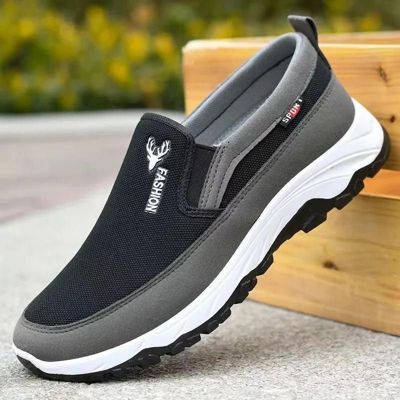 Czarne męskie buty wsuwane z siateczki, lekkie i przewiewne. Komfortowe na co dzień.