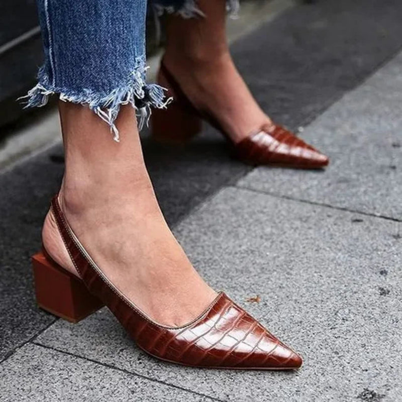 Eleganckie sandały damskie slingback na słupku, ze szpiczastym noskiem. Idealne na lato, modne obuwie wyjściowe.