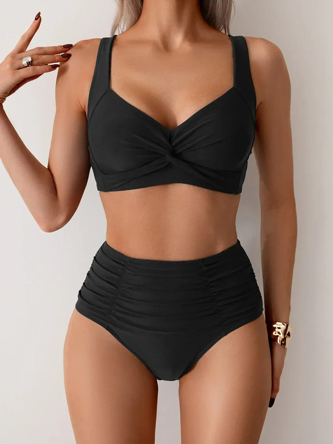 Damskie bikini z wysokim stanem i marszczeniami, elegancki strój kąpielowy idealny na plażę i basen. Modny letni styl.
