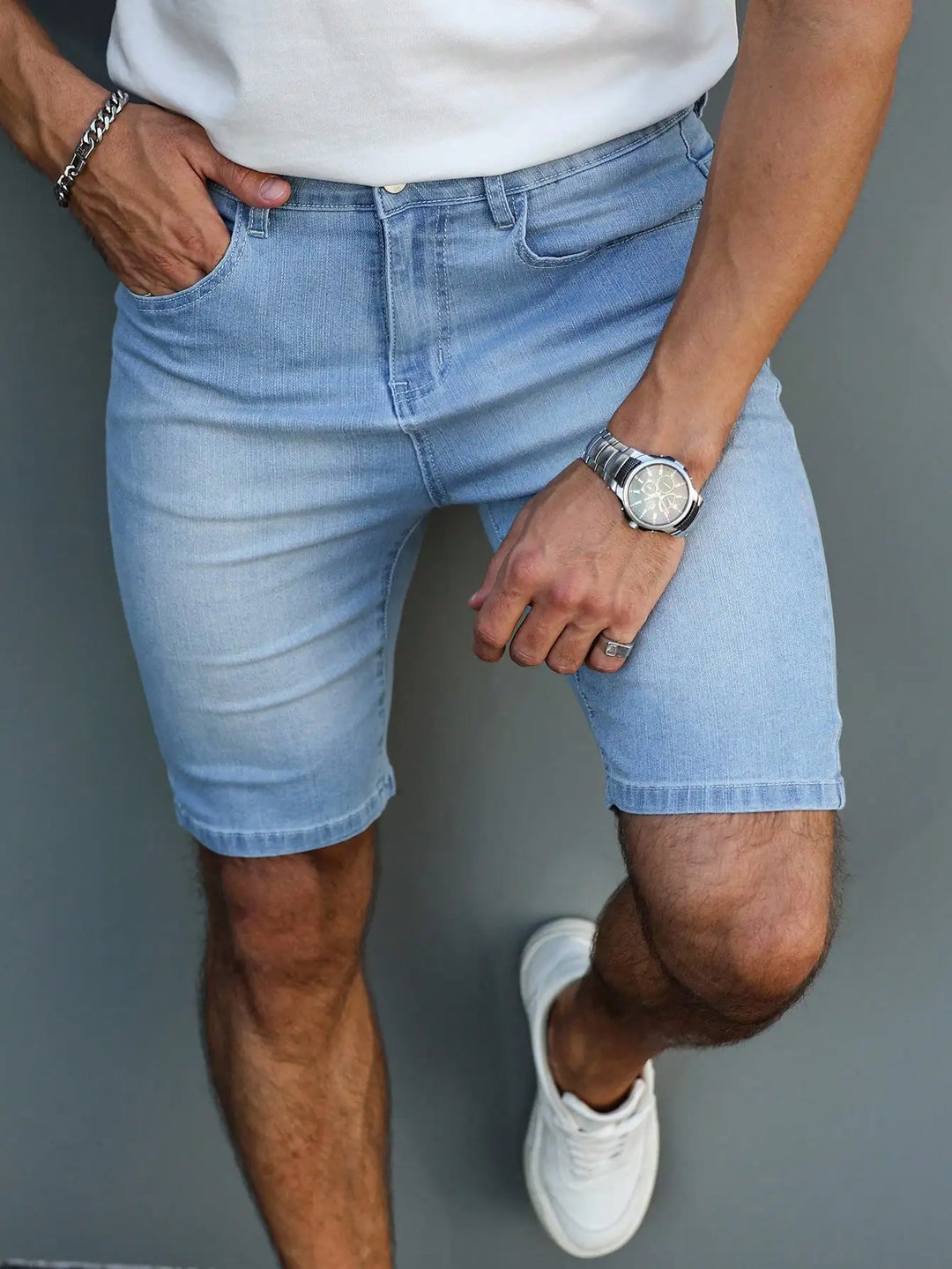 Obcisłe szorty męskie na lato. Niebieskie, slim fit, zapewniają komfort i świetnie wpisują się w letni styl.