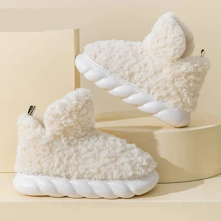 Ciepłe damskie kapcie CozySteps z pluszu na jesień i zimę. Idealne, wygodne obuwie domowe.