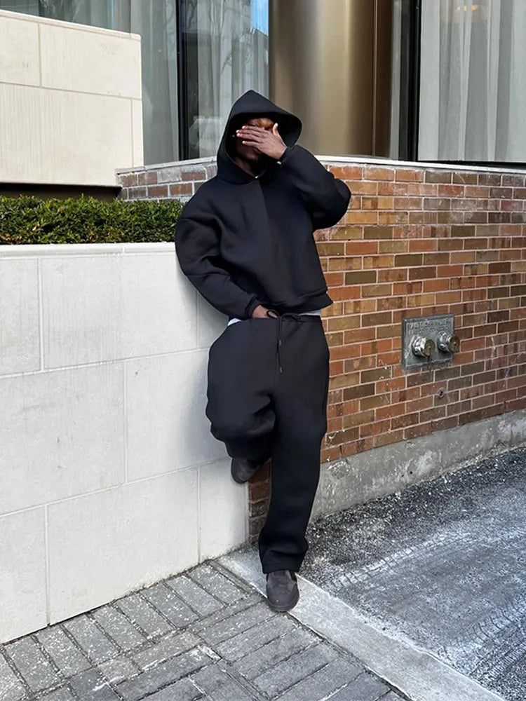 Stylowy męski dres sportowy oversize Bastian: Bluza z kapturem i joggery – idealny komplet na co dzień.