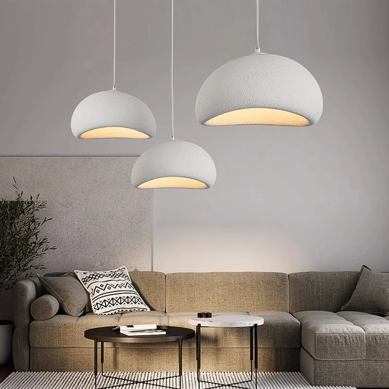 Elegancka lampa wisząca Japandi. Stylowe oświetlenie sufitowe z żywicy do nowoczesnego salonu i jadalni.