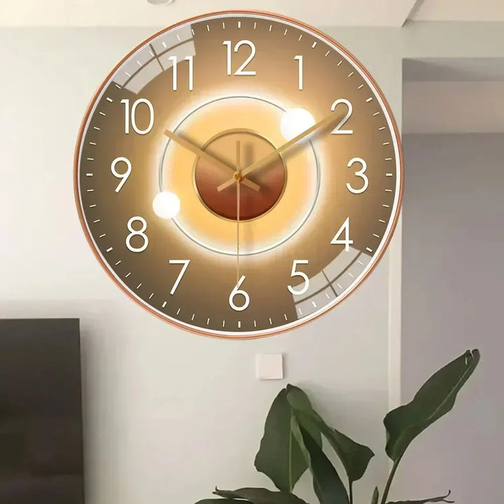 Elegancki zegar ścienny z cichym mechanizmem, idealny do nowoczesnego salonu i sypialni.