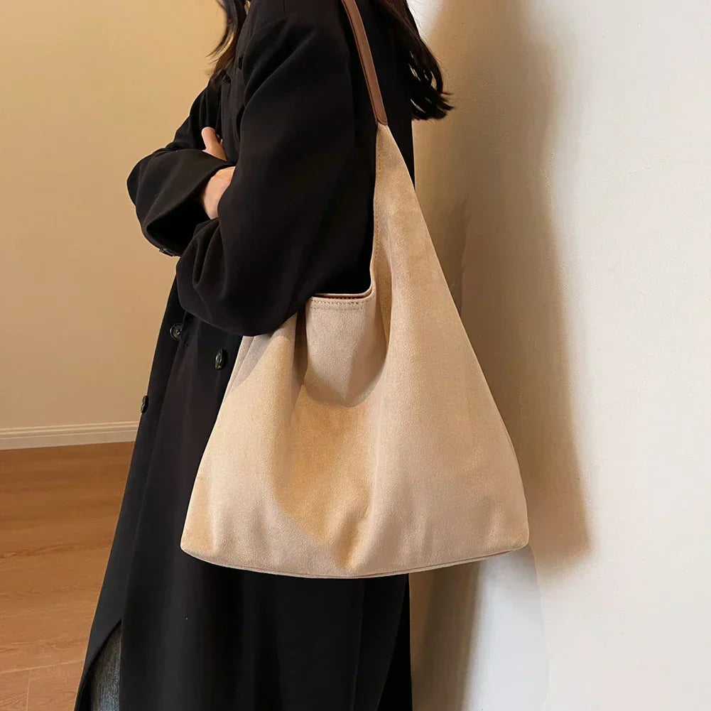 Pojemna torba shopper z zamszu naturalnego, praktyczna i modna torebka na ramię dla kobiet.