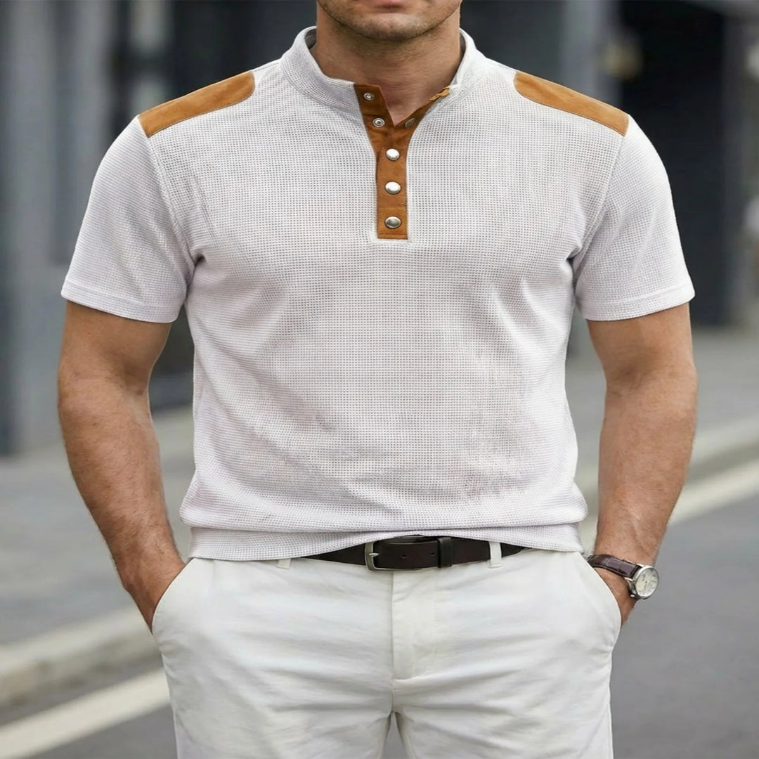Elegancka męska koszulka Henley polo. Stylowa bluzka z guzikami na lato, idealna na codzień i smart casual.