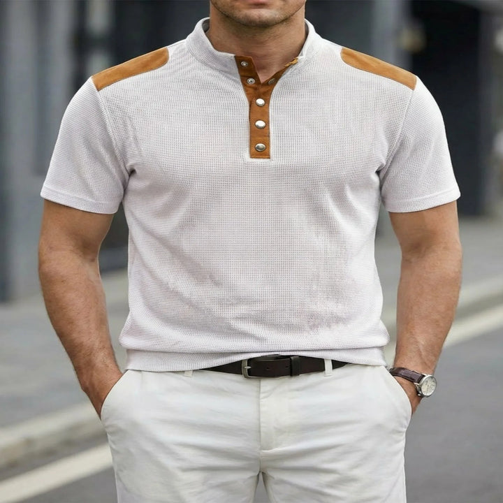Elegancka męska koszulka Henley polo. Stylowa bluzka z guzikami na lato, idealna na codzień i smart casual.