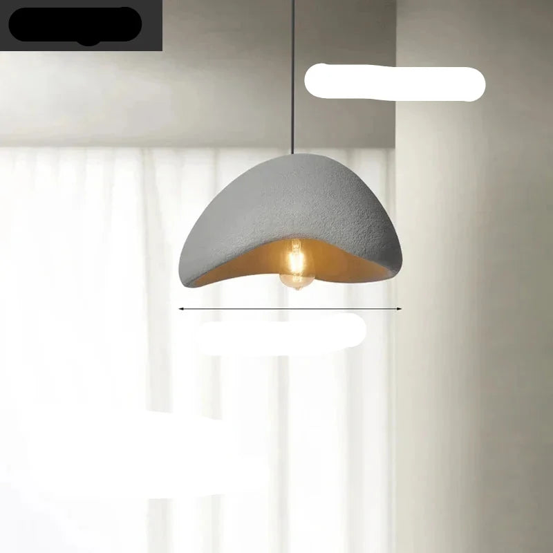 Nowoczesna lampa wisząca Japandi. Design oświetlenia sufitowego z żywicy do minimalistycznego wnętrza domu.
