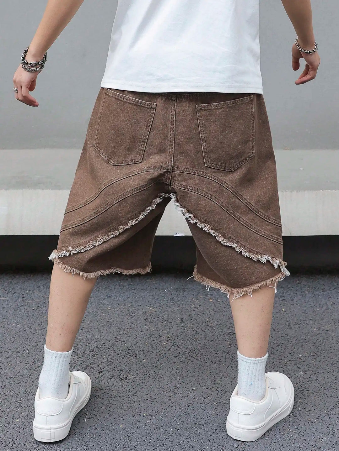 Długie brązowe szorty męskie oversize, warstwowe, styl streetwear, na co dzień, na lato.