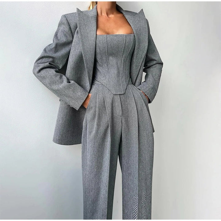 Stylowy damski garnitur: blazer, top corset i proste spodnie, idealny na spotkania.