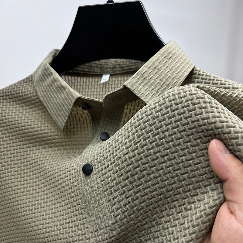 Zielona męska koszulka polo na lato, wygodna i oddychająca, modna do casualowych stylizacji męskich.