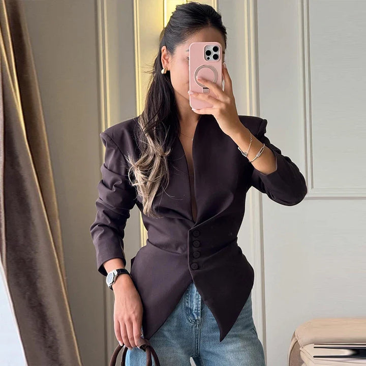 Damska marynarka z wyraźnie zaznaczonymi ramionami, modny akcent. Elegancki, nowoczesny blazer dla stylowych kobiet.