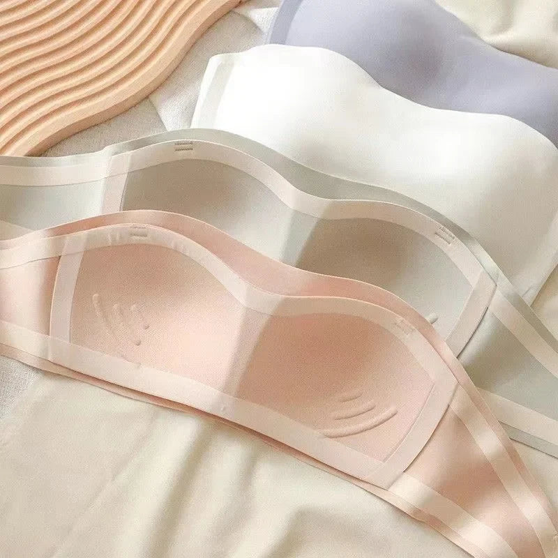 Stylowy biustonosz bandeau z odpinanymi ramiączkami, zapewniający wygodę i wsparcie.