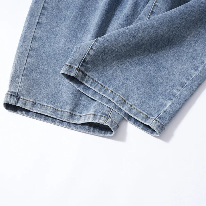 Męskie sprane szorty jeansowe. Długie, jasnoniebieskie, z prostym krojem. Must-have na lato w stylu casual.