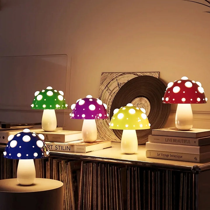 Designerska lampa LED Grzybek. Stylowe oświetlenie stołowe z funkcją ładowania USB.